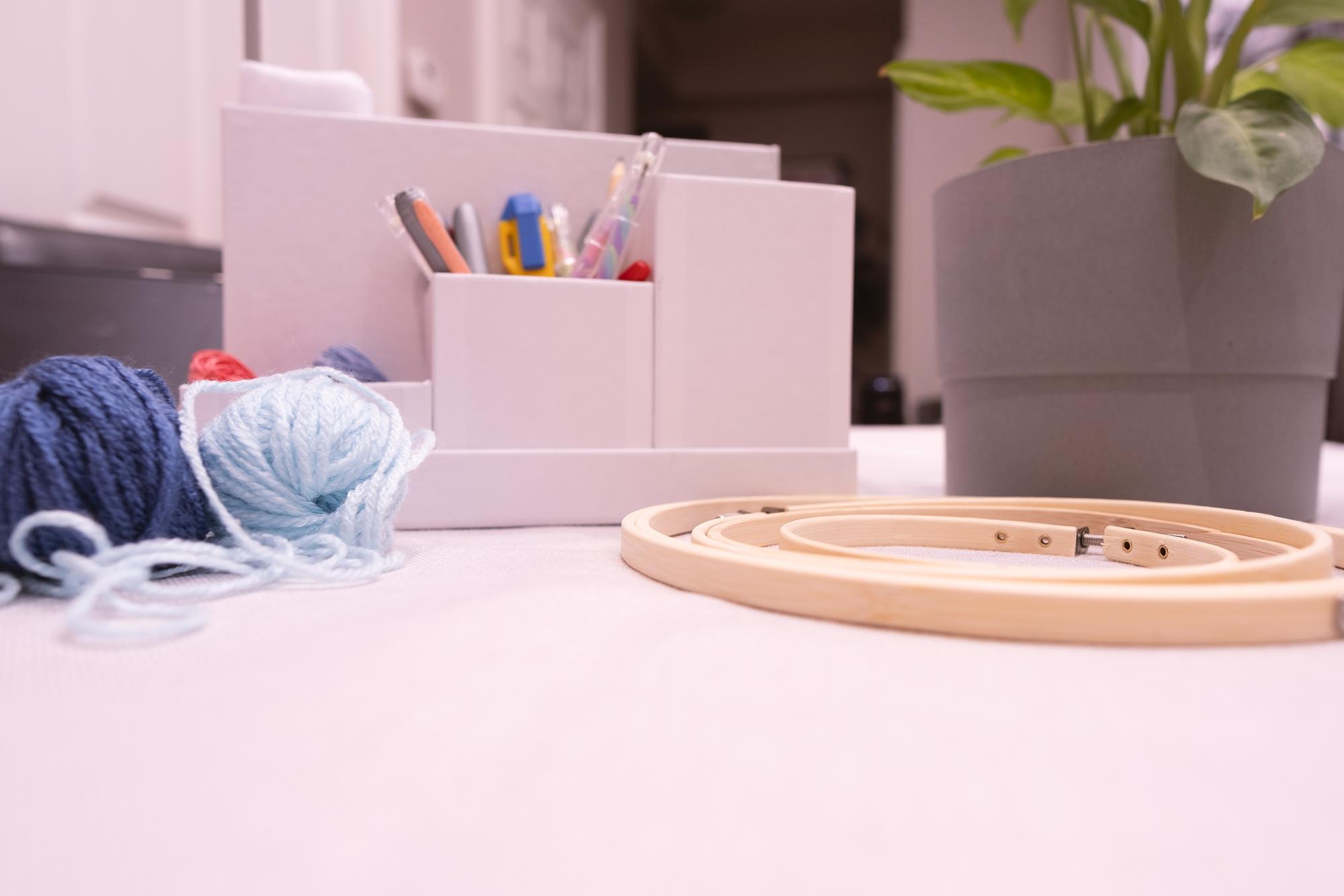 Interno dell'atelier con tavolo e materiali da ricamo